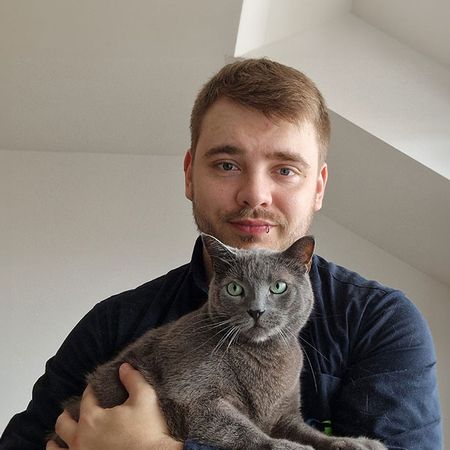Adrian Piringer mit Kater Gray
